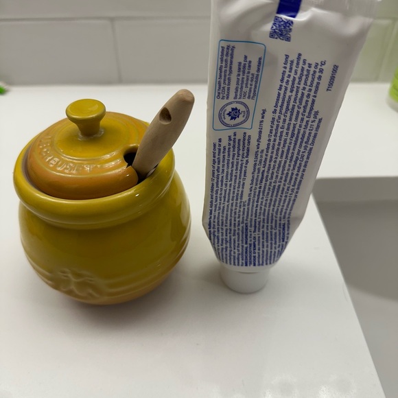 Glued handle and Chipped lid LE CREUSET Stoneware Honey Pot and Dipper - Picture 6 of 11